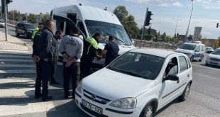 Elazığ'da minibüs ile otomobil çarpıştı: 3 yaralı