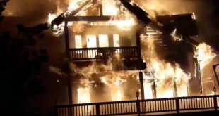 Kars'taki Kütük Ev'de çıkan yangın söndürüldü