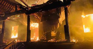 Kars'ta kütük ev alev alev yanıyor