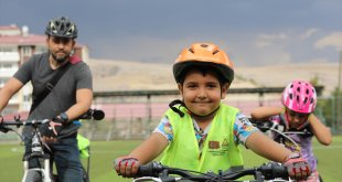 Malatya'da çocuklar bisiklet ve motosiklette kask takmanın önemini kliple anlattı