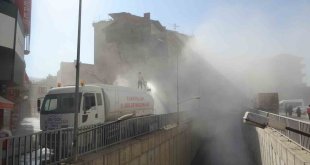 Malatya'da ağır hasarlı binaların yıkımları sürüyor