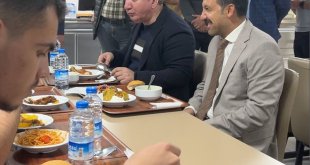 Erzincan Valisi Aydoğdu, üniversite öğrencileriyle yemek yedi