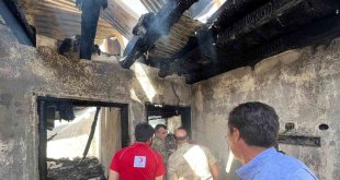 Ağrı'da çıkan yangında bir ev küle döndü