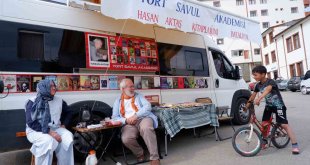 Karavan kitap ile Anadolu'yu geziyorlar