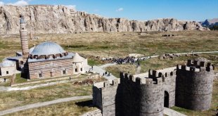 Üniversite öğrencileri Van'ın tarihi ve kültürel yerlerini gezdi