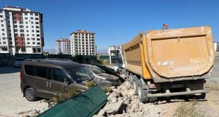 El frenini çekmeyi unuttuğu kamyonu park halindeki araçların arasına daldı