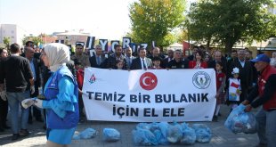 Bulanık'ta kurum amirleri ve vatandaşlar çevre temizliği yaptı