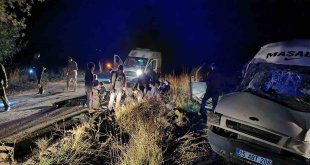 Kaçak göçmenleri taşıyan minibüs devrildi: 20 yaralı