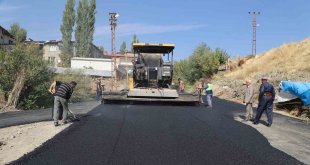 Hakkari'de yol asfaltlama çalışmaları devam ediyor