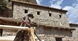 Çukurca'daki tarihi kale evleri turizme kazandırılacak