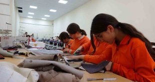 Atık malzemeler öğrencilerin ellerinde hediyelik eşyalara dönüşüyor