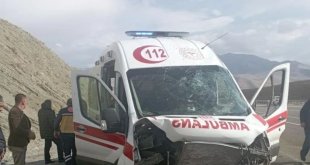 Evde bakım ambulansı yoldan çıktı: 4 yaralı