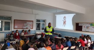 Ağrı'da jandarma ekipleri trafik kuralları hakkında öğrencileri bilgilendiriyor