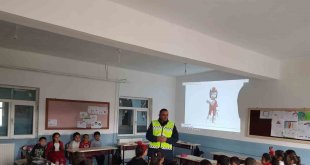 Ağrı'da jandarma ekipleri trafik kuralları hakkında öğrencileri bilgilendiriyor