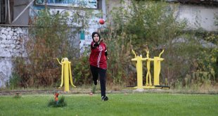 Çimde hazırlandığı dünya şampiyonasında üçüncü oldu, gözünü altın madalyaya çevirdi