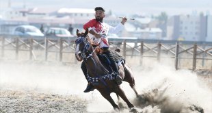 Kars'ta atlarla gösteri yapan ciritçiler yeni sezona hazırlanıyor