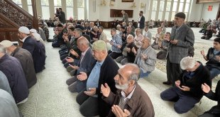 Deprem bölgesinde, Gazze'de hayatını kaybedenler için gıyabi cenaze namazı kılındı