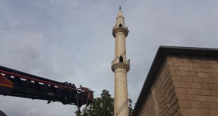 Bingöl'de yıldırım düşen caminin minaresi zarar gördü