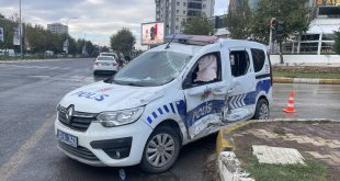 Elazığ'da otomobille çarpışan ekip aracındaki 2 polis yaralandı