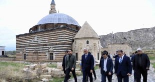 Bakan Ersoy eski Van şehrini inceledi