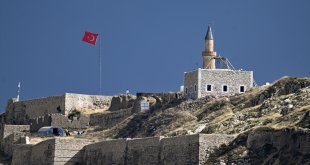 Van Kalesi'nin zirvesindeki Süleyman Han Camisi yeniden inşa ediliyor