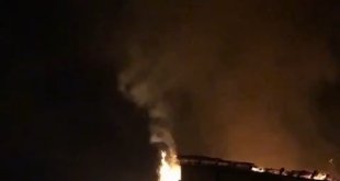 Elazığ'da 2 katlı binanın çatısı alev alev yandı