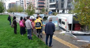Malatya'da minibüsle çarpışan öğrenci servisi devrildi