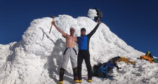 Ağrı Dağı zirvesinde kar banyosu