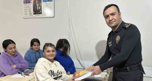 Yüksekova polisinden YKS'ye hazırlanan öğrencilere kitap desteği