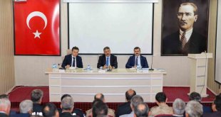 Vali Ali Çelik, muhtarlarla bir araya geldi