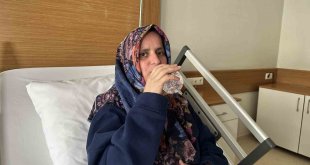 Tümör yemek borusunu tıkamıştı, aylar sonra kana kana su içmenin tadını çıkardı