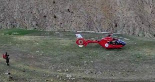 Van'da kayalık alandan devrilen iş makinesindeki 4 kişi yaralandı