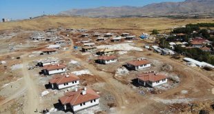 Doğanşehir ilçesinde köy konutlarının yapımı sürüyor