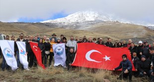 Yerli ve yabancı akademisyenler karla kaplı Ağrı Dağı'nın eteklerini gezdi