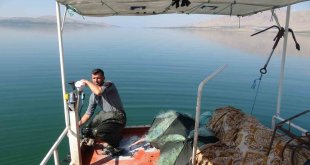 Karakaya Barajı balıkçıların ekmek teknesi oldu