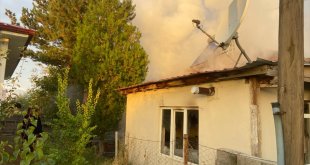 Erzincan'da yangın çıkan tek katlı ev kullanılamaz hale geldi