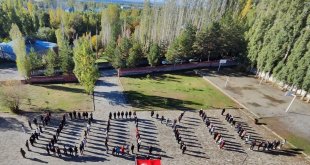 Ağrı'da öğrenciler "100. yıl" koreografisi oluşturdu