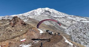 Ağrı Dağı'nda Cumhuriyet Bayramı coşkusu yamaç paraşütüyle yaşandı