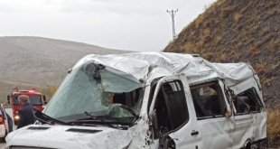 Van'da yolcu minibüsü takla attı: 7 yaralı