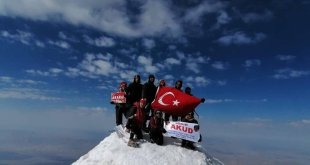 Cumhuriyet'in 100. yılı Ağrı Dağı zirvesinde kutlandı