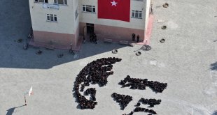 Iğdır'da 400 öğrenci 'Atatürk silüeti' koreografisi oluşturdu