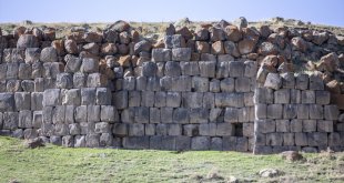 Van'daki Körzüt Kalesi'nde tapınak olduğu değerlendirilen yapı ve kitabeler ortaya çıkarıldı