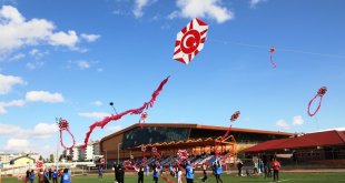Ağrı'da Cumhuriyet'in 100. yılı coşkusu uçurtmalarla yaşandı