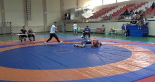 Erzincan'da 100. Yıl Cumhuriyet Kupası Güreş Turnuvası düzenlendi