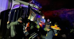 Erzincan'da devrilen tırın içerisinde sıkışan sürücüyü itfaiye ekipleri kurtardı