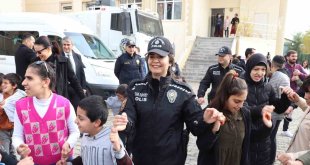 Polisten özel öğrencilere yaş pasta ve halay sürprizi