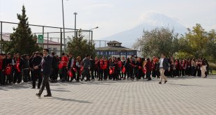 Öğrenciler Ağrı Dağı eteklerinde "100. yıl" koreografisi oluşturdu