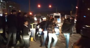 Hakkari'de otomobil ile kamyonet çarpıştı: 4 yaralı