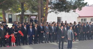 Varto'da 29 Ekim etkinlikleri çerçevesinde çelenk sunumu yapıldı