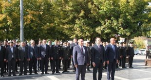 Malazgirt'te 29 Ekim Cumhuriyet bayramı çelenk koyma töreni yapıldı